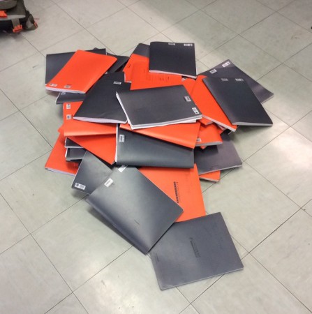 Accumulation désordonnée de cahiers